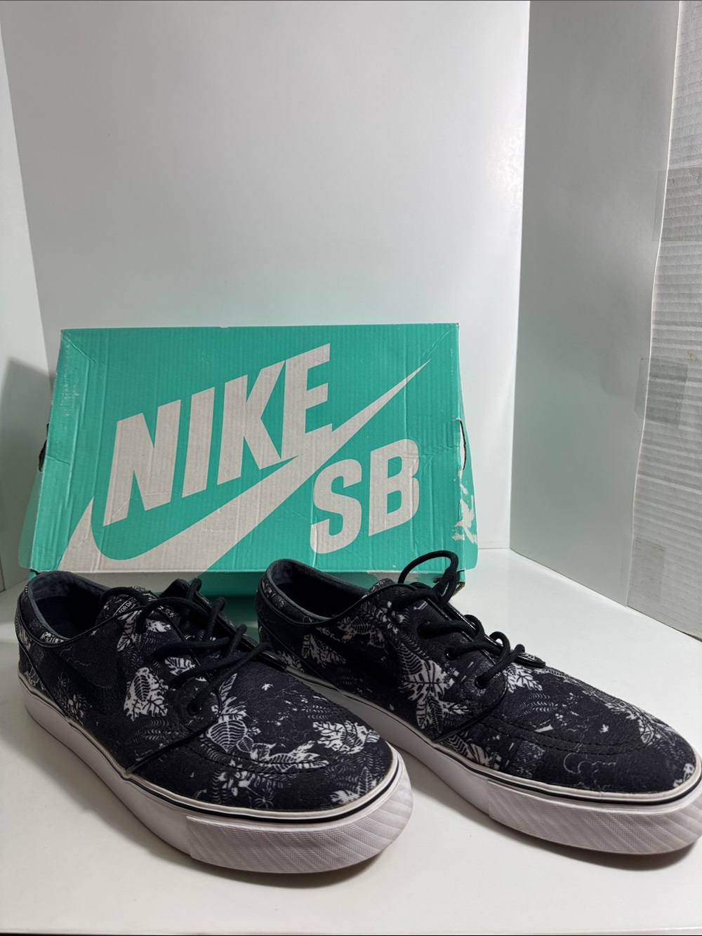 Nike Black Floral Low-Top Skate Sneakers Stefan Janoski size 10.5 (OO3)